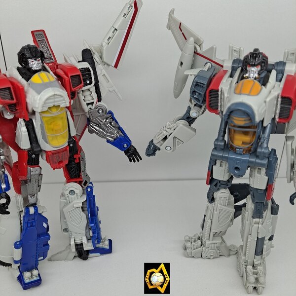 Transformers Studio Series SS-72 Starscream Compare with SS-65 Blitzwing (12)__scaled_600.jpg