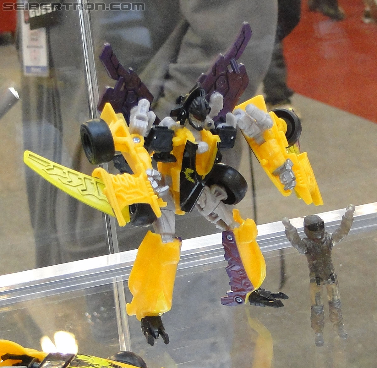 Transformers News: BotCon 2011 Coverage - Transformers DOTM Human Alliance figures, Dragstrip and more Image