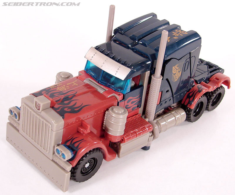 http://www.seibertron.com/images/toys/files/65/voyageroptimusprime027.jpg