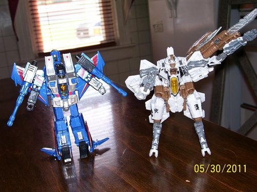 Thundercracker_and_DotM_Starscream.JPG