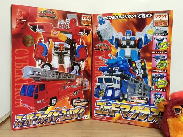 RID 2001 Takara Convoy and UltraMagnus.JPG