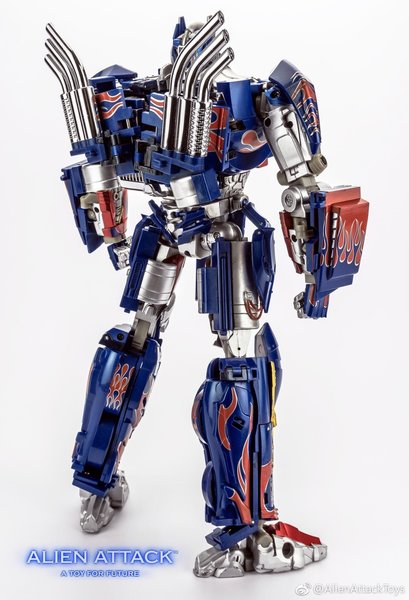 Alien-Attack-AOE-TLK-Optimus-Prime-02.jpg