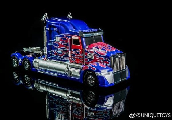 Unique Toys Challenger - Optimus Prime 2.jpeg