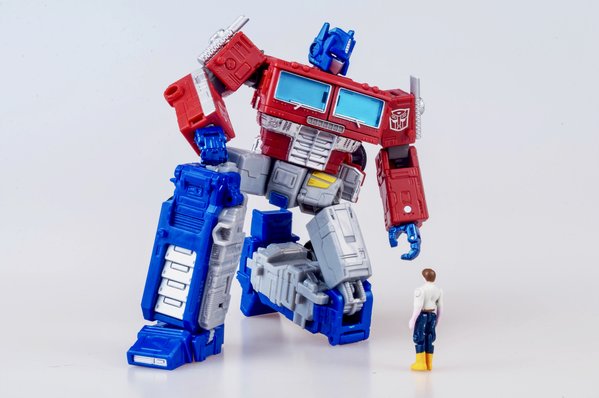 04.06.2020 - Earthrise Optimus Prime (06 of 20).jpg