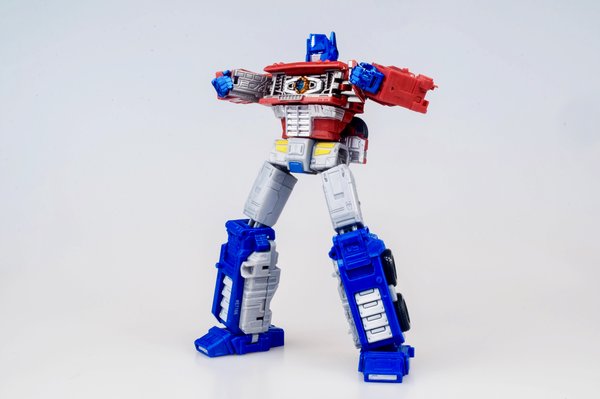 04.06.2020 - Earthrise Optimus Prime (07 of 20).jpg