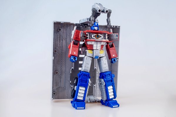 04.06.2020 - Earthrise Optimus Prime (08 of 20).jpg