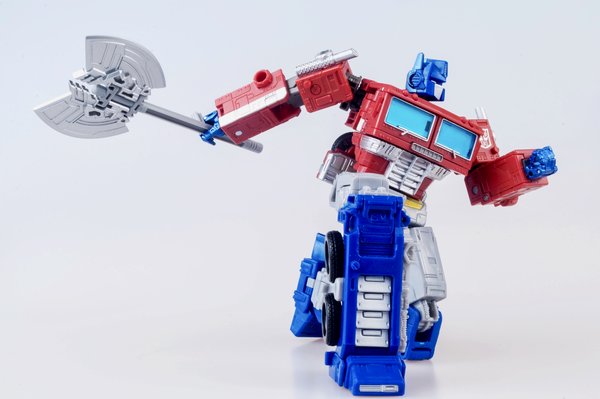 04.06.2020 - Earthrise Optimus Prime (09 of 20).jpg