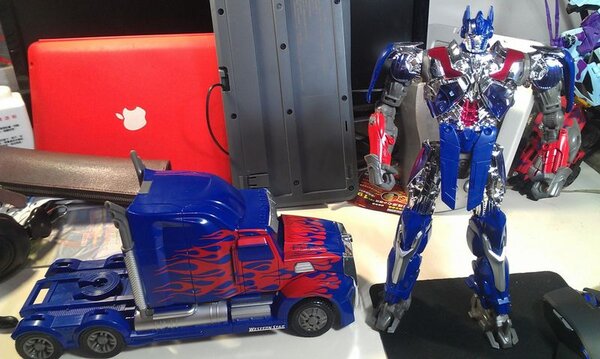 800px-TF-AOE-FE-Optimus-Prime-individual-modes.jpg