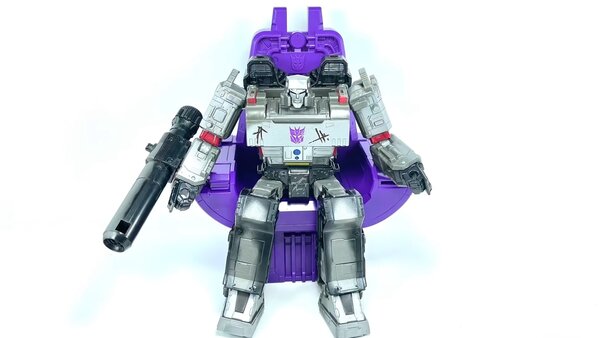 Studio-Series-SS-86-12-Leader-Class-Coronation-Starscream-03.jpeg