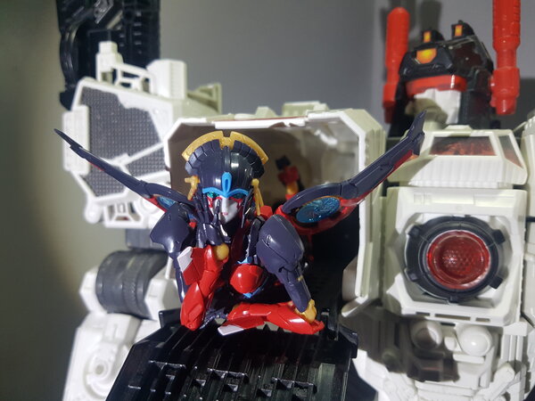 Flame Toys Windblade Titan Metroplex (5).jpg