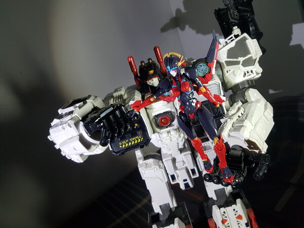 Flame Toys Windblade Titan Metroplex (8).jpg