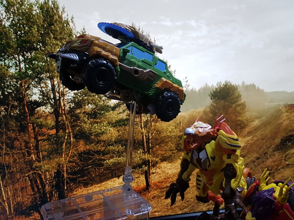 Bulkhead vs Predacons (7).jpg