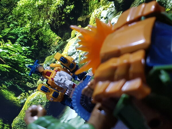 Bulkhead vs Predacons (14).jpg