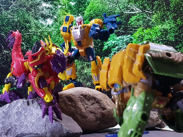 Bulkhead vs Predacons (16).jpg
