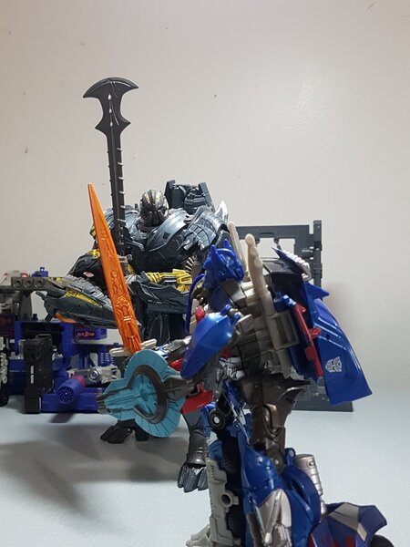 Optimus VS Decepticons 3.jpg