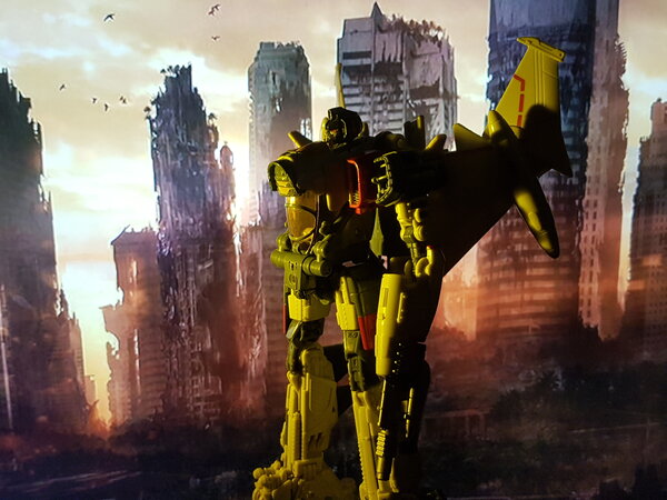 Blitzwing Hunting (2).jpg