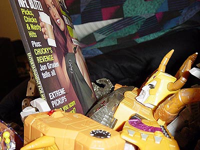 Unicron reading a magazine