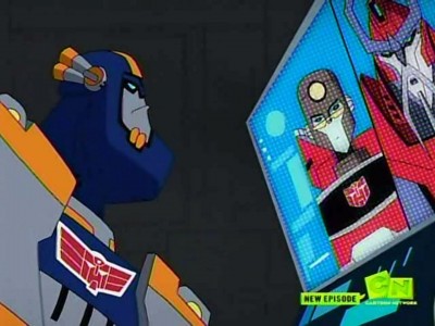 Sentinel Prime talks to Perceptor and Alpha Trion