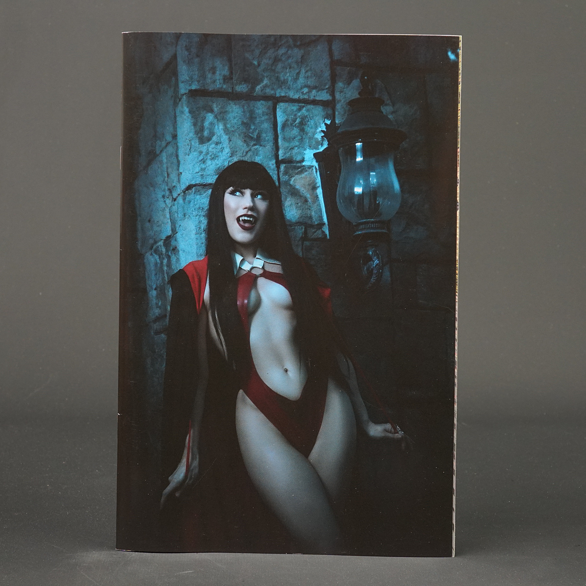 VAMPIRELLA vs SUPERPOWERS #2 Cvr I 1:15 Dynamite Comics APR230531 2I (CA)Cosplay