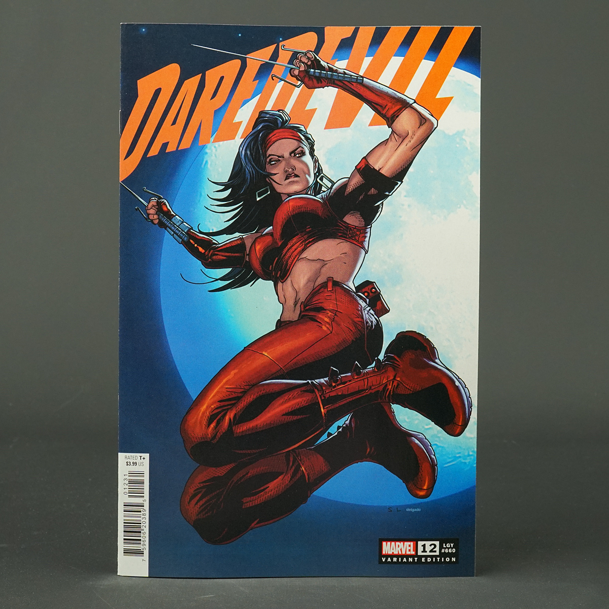 DAREDEVIL #12 var last look Marvel Comics 2023 APR230845 (CA) Larroca