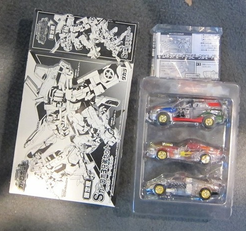 Transformers News: Featured eBay Items: FOC Survival Kit, Blue Cliffjumper, Ark Pitch, Club + BotCon exclusives + more! Image