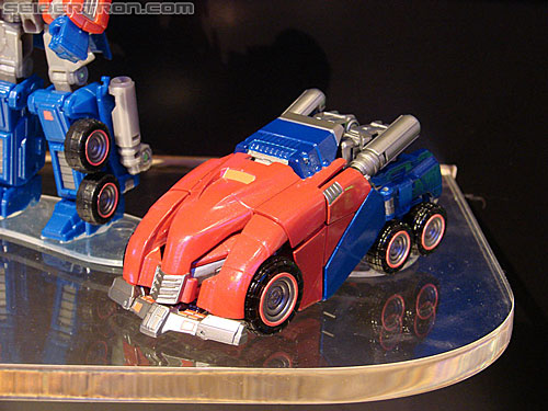 Transformers News: Video Review of War For Cybertron Optimus Prime Image