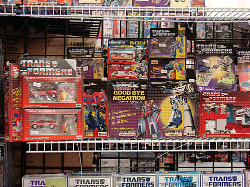 BotCon 2009: Dealer Room - Transformers Event: DSC05170