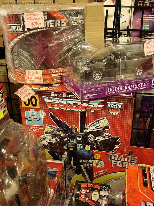 BotCon 2009: Dealer Room - Transformers Event: DSC05182