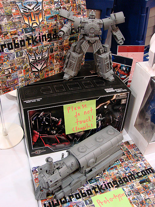 BotCon 2009: Dealer Room - Transformers Event: DSC05186