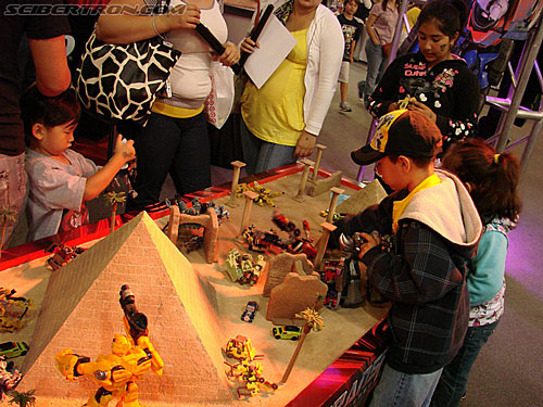 BotCon 2009: Dealer Room - Transformers Event: DSC05292