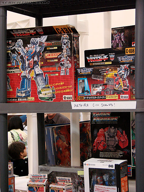 BotCon 2009: Dealer Room - Transformers Event: DSC05329