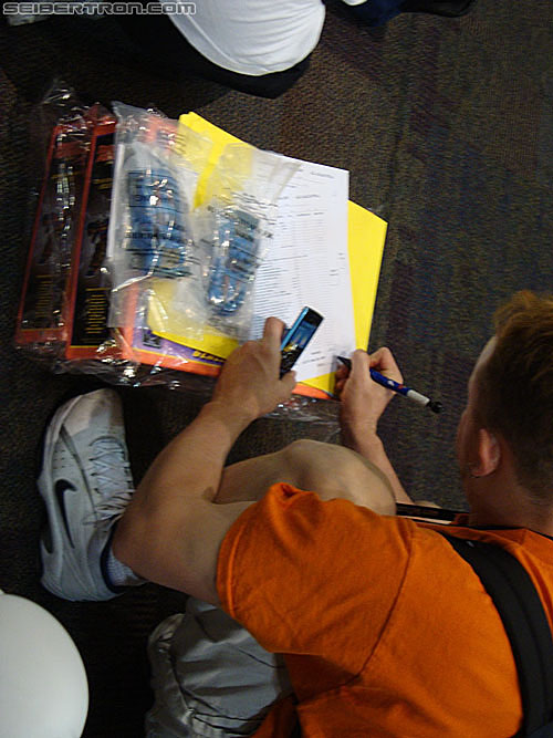 Transformers News: BotCon 2010 - Thursday Registration Photogallery Image