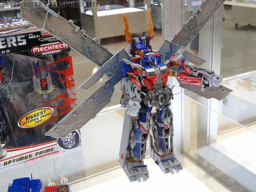 Botcon 2011: Dark of the Moon MechTech Display Area - Transformers Event: Mechtech-021