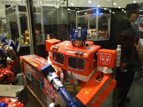 Botcon 2011: Hall of Fame Display Area - Transformers Event: DSC00535
