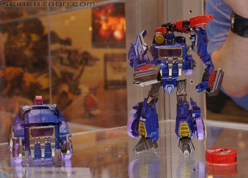 BotCon 2012 - Transformers Generation "Fall of Cybertron" product display #2