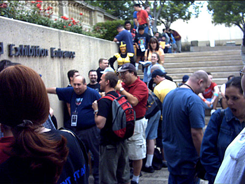 BotCon 2004: Fans and Miscellaneous Pics - Transformers Event: People in line to get to the BotCon convention (06/19/2004)