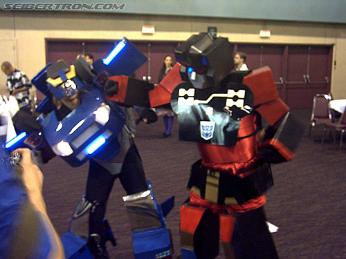 BotCon 2004: Fans and Miscellaneous Pics - Transformers Event: Alternator Smokescreen vs Frenzy