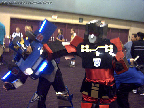 BotCon 2004: Fans and Miscellaneous Pics - Transformers Event: Alternator Smokescreen vs Frenzy