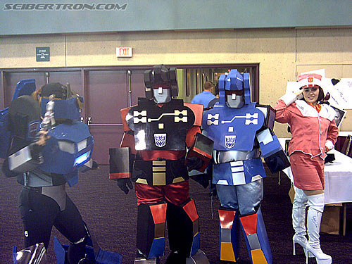 BotCon 2004: Fans and Miscellaneous Pics - Transformers Event: The heroes of BotCon 2004 for a final pose down (Smokescreen, Frenzy, Rumble, TAI)