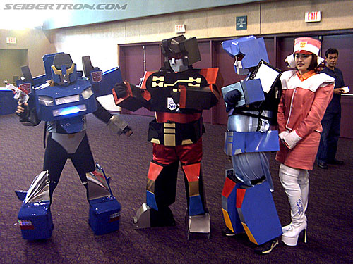 BotCon 2004: Fans and Miscellaneous Pics - Transformers Event: The heroes of BotCon 2004 for a final pose down (Smokescreen, Frenzy, Rumble, TAI)
