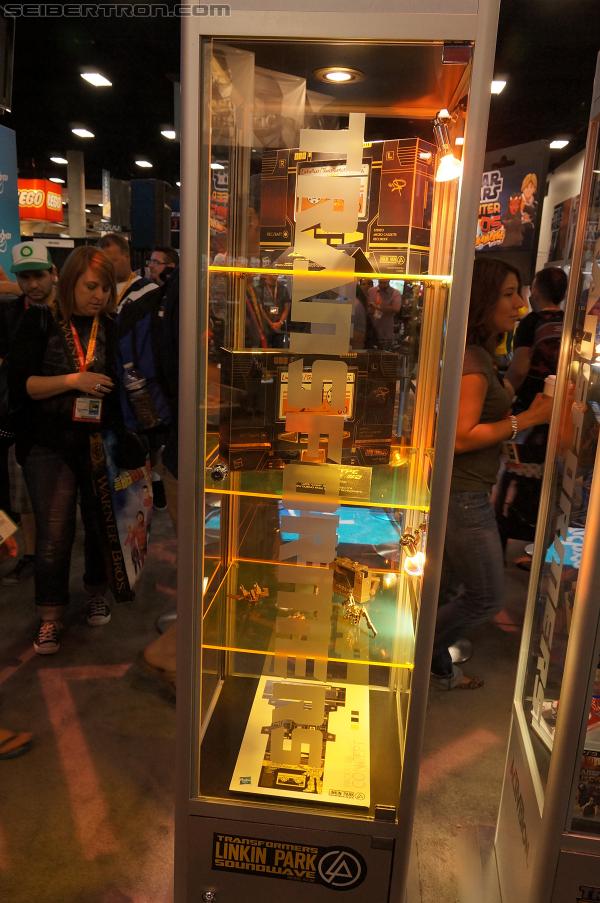 SDCC 2012: Linkin Park SOUNDWAVE exclusive set - Transformers Event: DSC02288