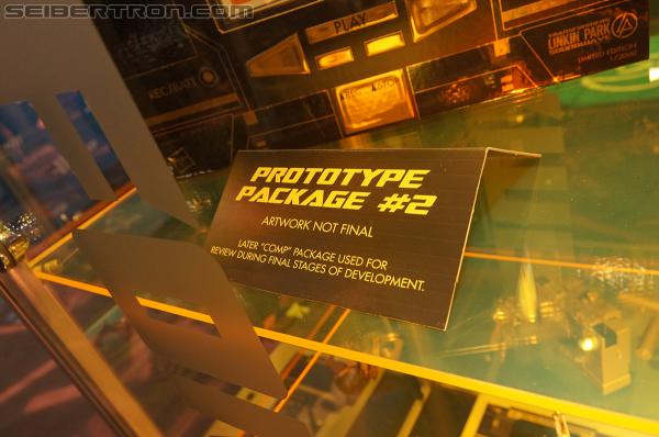 SDCC 2012: Linkin Park SOUNDWAVE exclusive set - Transformers Event: DSC02293