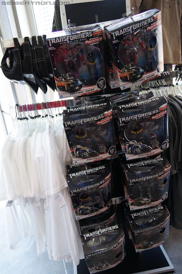 Universal Studios Hollywood - Transformers The Ride 3D: Transformers The Ride 3D - Supply Vault Store - Transformers Event: DSC03732