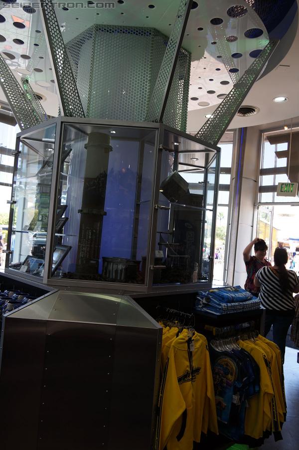 Universal Studios Hollywood - Transformers The Ride 3D: Transformers The Ride 3D - Supply Vault Store - Transformers Event: DSC03750