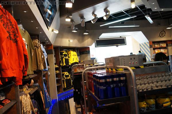 Universal Studios Hollywood - Transformers The Ride 3D: Transformers The Ride 3D - Supply Vault Store - Transformers Event: DSC03902