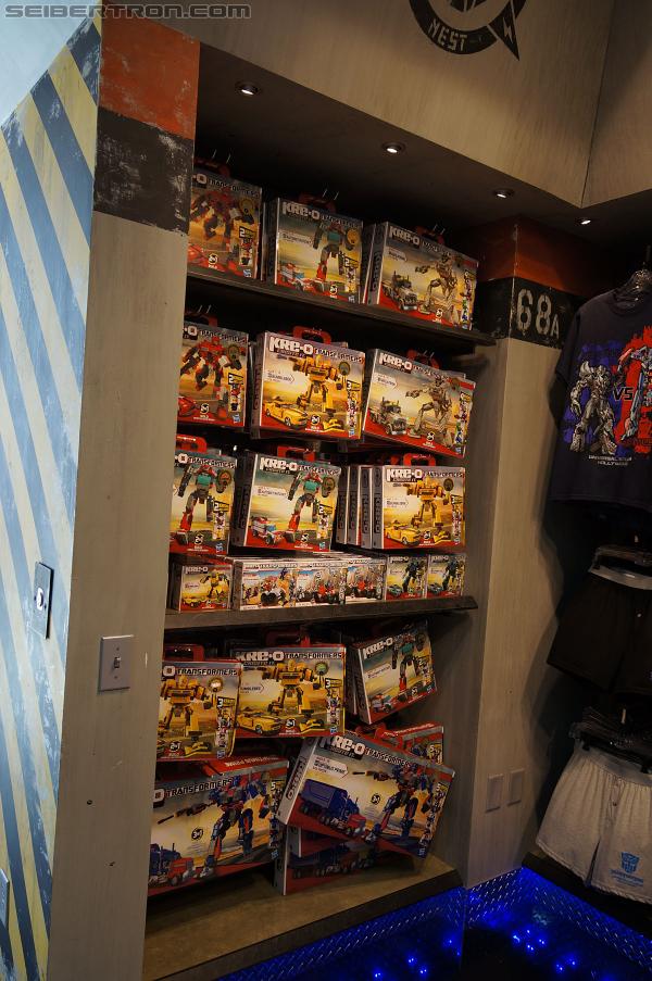 Universal Studios Hollywood - Transformers The Ride 3D: Transformers The Ride 3D - Supply Vault Store - Transformers Event: DSC03934