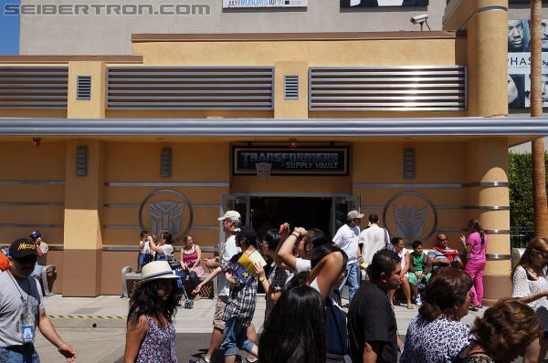 Universal Studios Hollywood - Transformers The Ride 3D: Transformers The Ride 3D - Supply Vault Store - Transformers Event: DSC04045