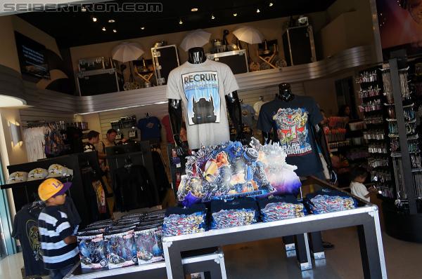 Universal Studios Hollywood - Transformers The Ride 3D: Transformers The Ride 3D - Supply Vault Store - Transformers Event: DSC04052