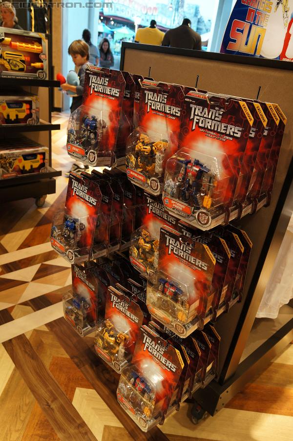 Universal Studios Hollywood - Transformers The Ride 3D: Transformers The Ride 3D - Supply Vault Store - Transformers Event: DSC04215