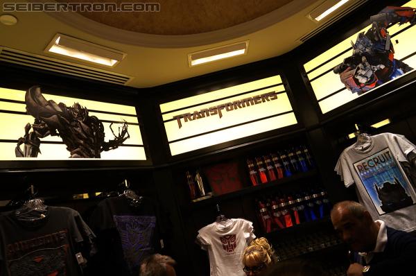 Universal Studios Hollywood - Transformers The Ride 3D: Transformers The Ride 3D - Supply Vault Store - Transformers Event: DSC04242